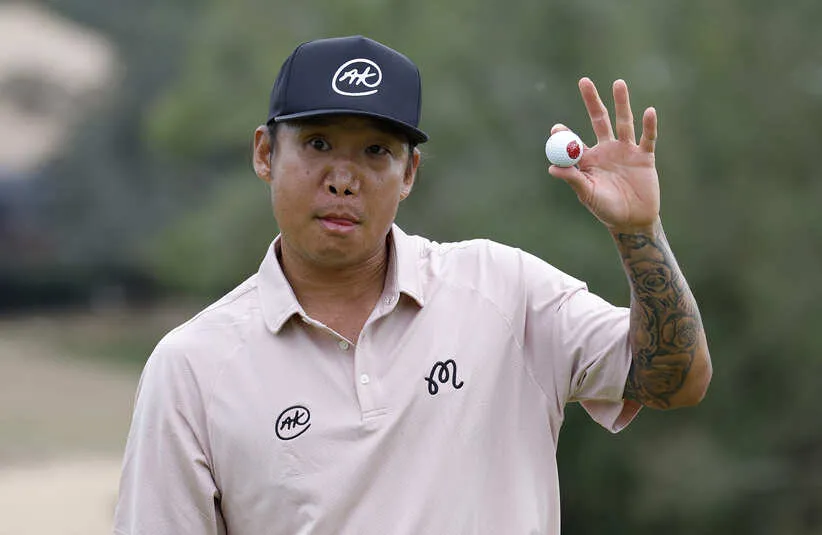 Anthony Kim acknowledging the crowd.