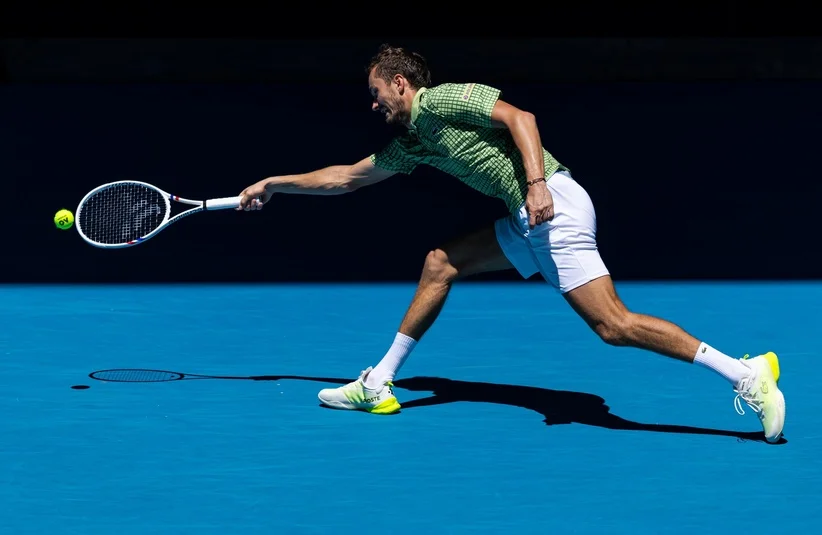 Medvedev stretching for a forehand