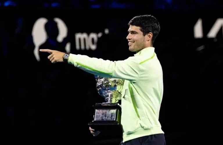 Alcaraz pointing to the fans