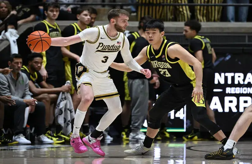 Purdue Boilermakers guard Braden Smith (3) looks to get past Oregon Ducks guard Wei Lin (23) during the first half.