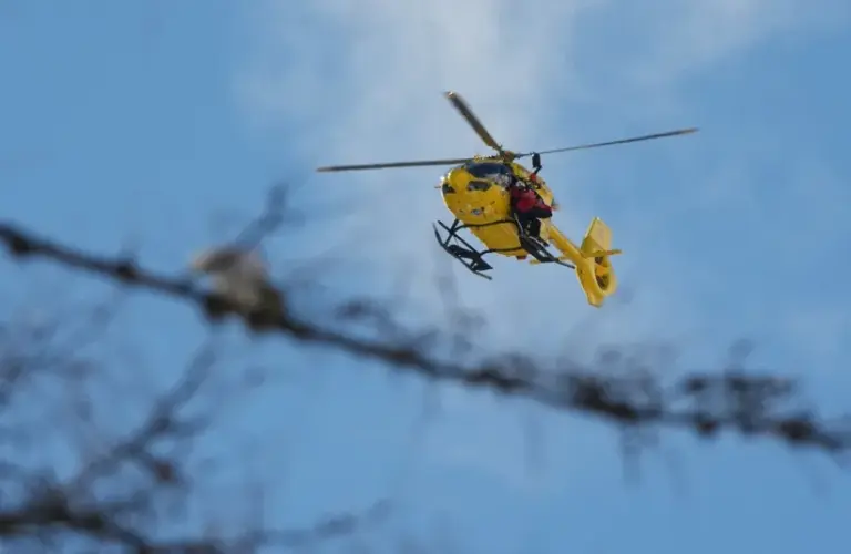 A helicopter air lifts Lindsey Vonn of the United States after a crash in the women's downhill alpine skiing race during the Milano Cortina 2026 Olympic Winter Games at Tofane Alpine Skiing Centre