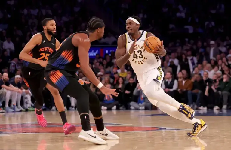 Indiana Pacers forward Pascal Siakam (43) controls the ball against New York Knicks guard Mikal Bridges (25) and center Ariel Hukporti (55) during the first quarter.