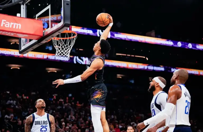 Suns forward Ryan Dunn (0) shoots a layup.