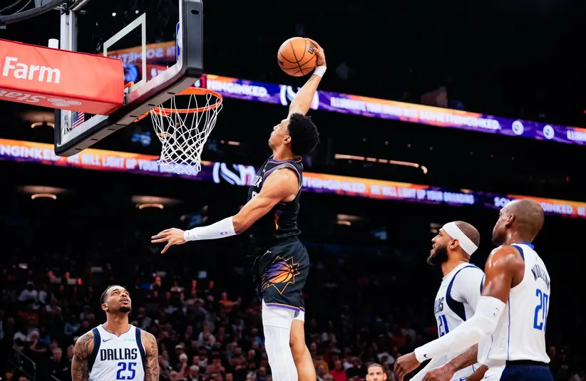 Suns forward Ryan Dunn (0) shoots a layup.