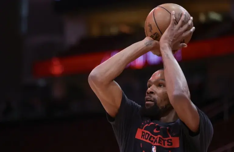 Kevin Durant trying to score