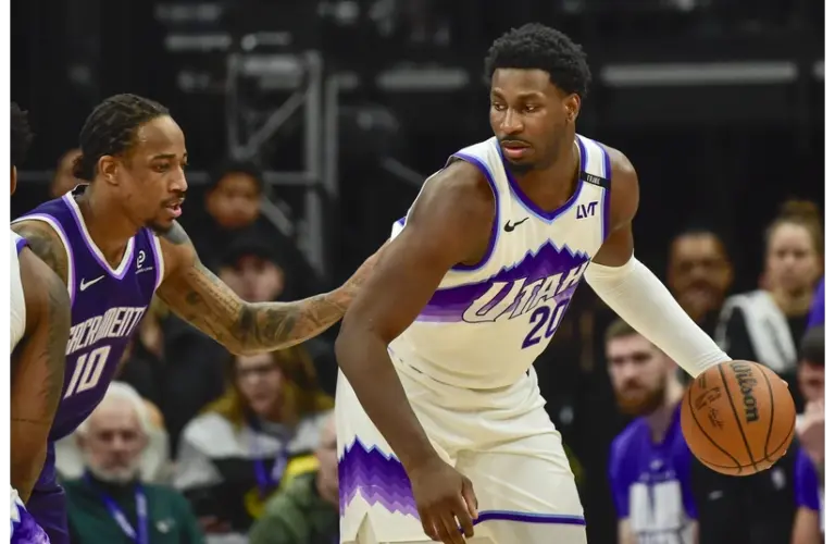 Jaren Jackson Jr. Backing Down in the Post vs Kings.