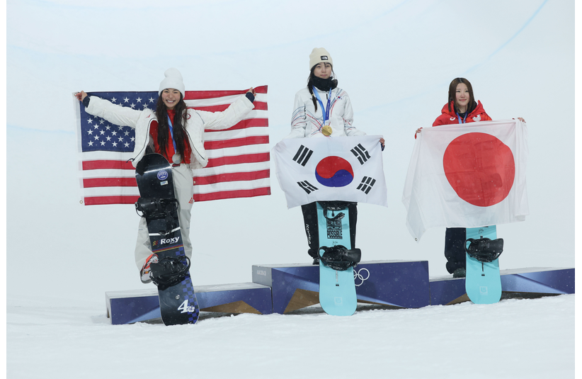 Gaon Choi, Chloe Kim and Mitsuki Ono standing on the podium after the Women's Halfpipe Final