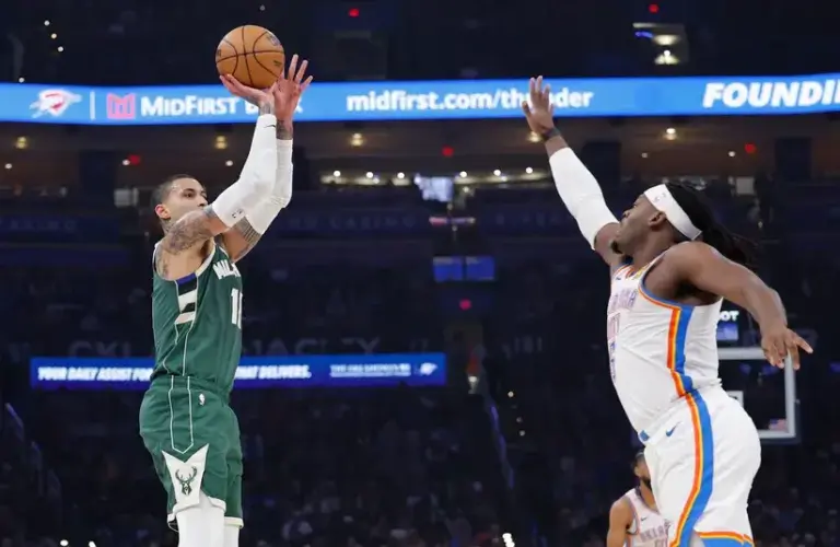 Milwaukee Bucks forward Kyle Kuzma (18) shoots a three point basket against Oklahoma City Thunder forward Jaylin Williams (6) during the first half.