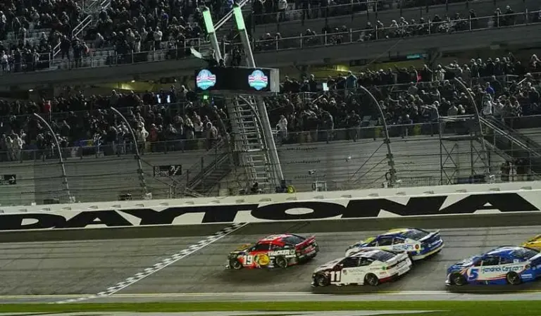 BodyArmor; Chase Briscoe (19) leads the NASCAR Cup Series field to the green flag during the start of the second Duel race, Thursday, Feb. 12, 2026 at Daytona International Speedway.