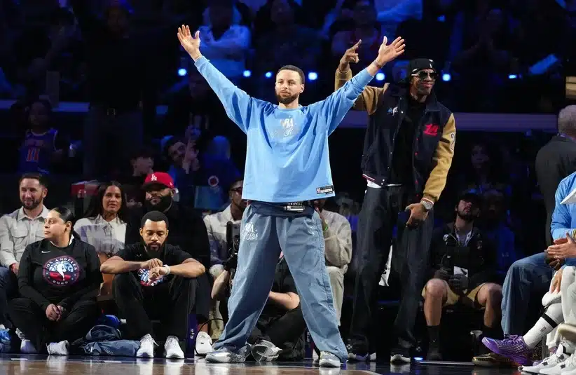 Curry responding to the fans