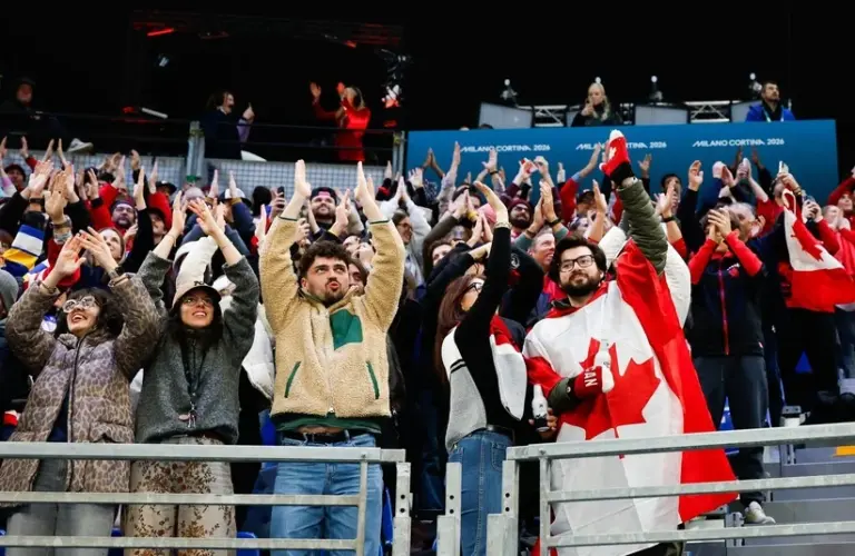 Canadian fans clapping