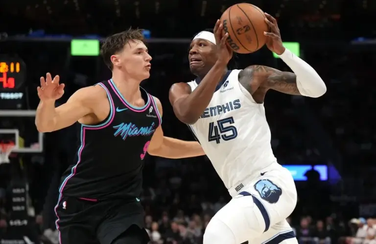 Memphis Grizzlies forward GG Jackson (45) drives to the basket as Miami Heat guard Pelle Larsson (9)