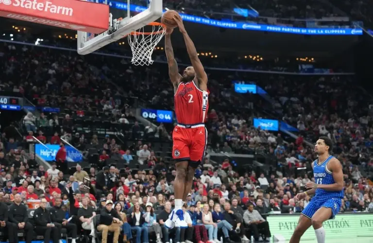 Kawhi Leonard Dunking In A Basketball game