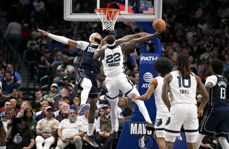 Memphis Grizzlies forward Taylor Hendricks (22) drives to the basket