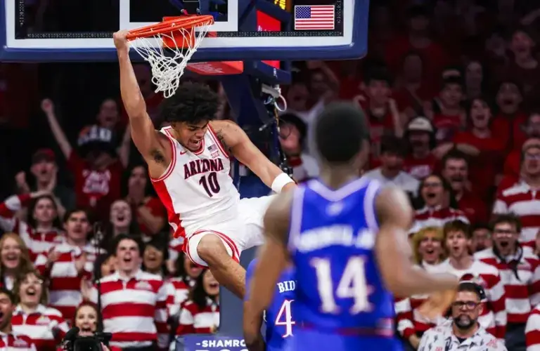 Arizona Wildcats forward Koa Peat (10) dunks the ball during the first half of the game against the Kansas Jayhawks.