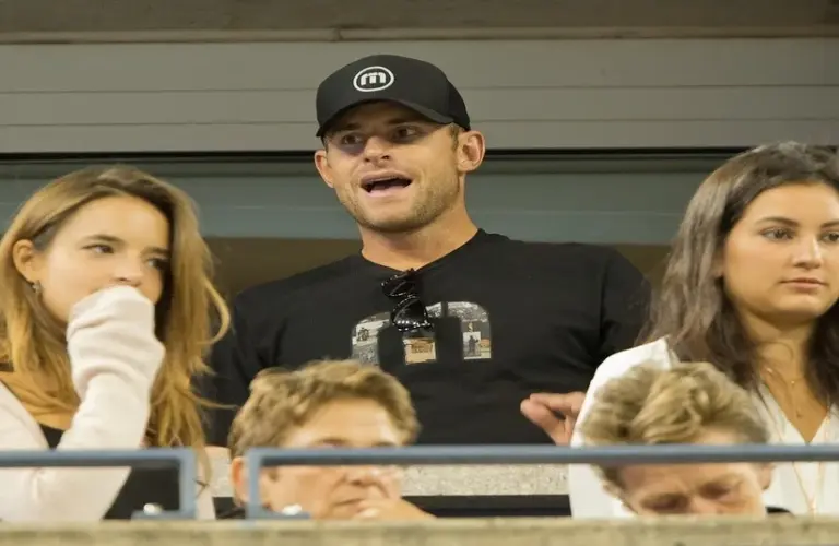 Andy Roddick watching from the stands, defends Serena Williams