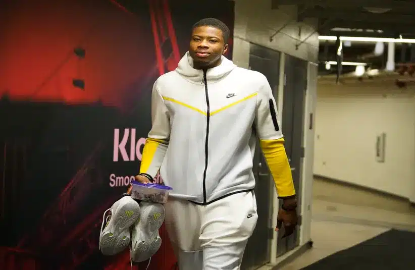 Chicago Bulls forward Kostas Antetokounmpo enters the United Center before the game against the Cleveland Cavaliers.