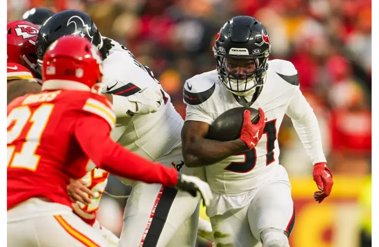 Houston Texans running back Dameon Pierce runs the ball against Kansas City Chiefs safety Jaden Hicks.