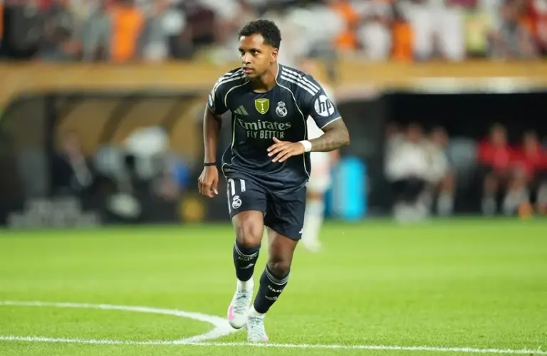 Rodrygo looking to receive the ball