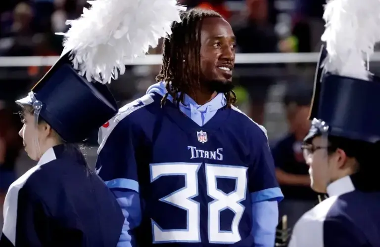 L'Jarius Sneed stands on the sidelines