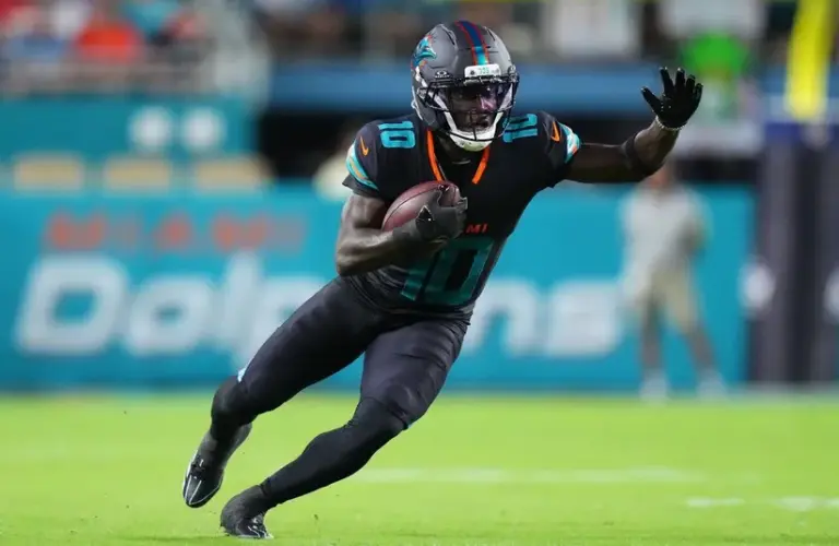 Miami Dolphins wide receiver Tyreek Hill (10) makes a catch