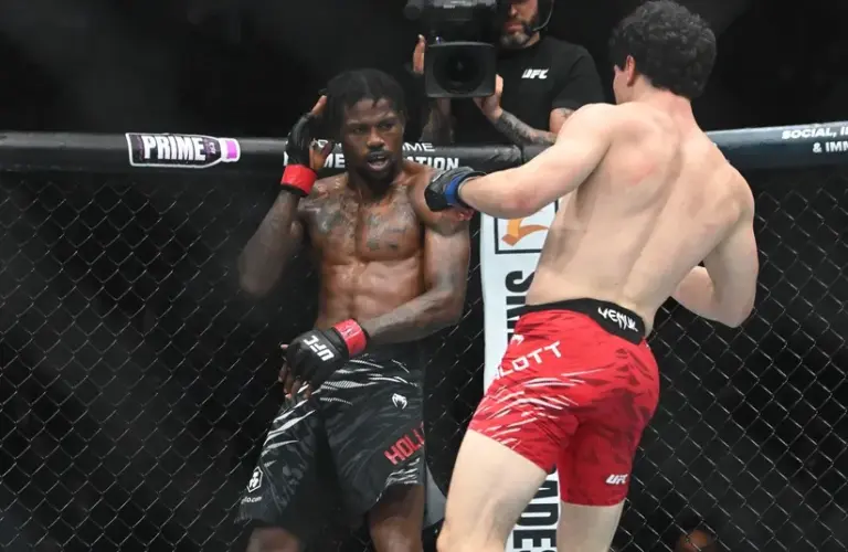 Kevin Holland (red gloves) fights Mike Malott (blue gloves) during UFC Fight Night at Rogers Arena.