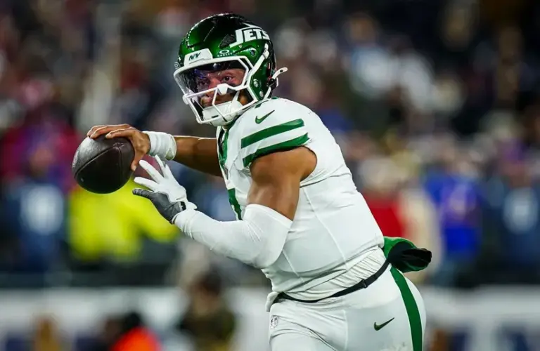 New York Jets quarterback Justin Fields (7) looks to pass the ball