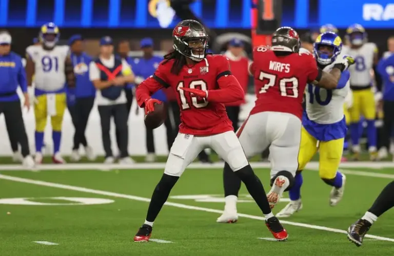 Teddy Bridgewater (10) prepares to throw a pass