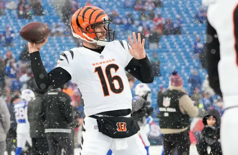 Cincinnati Bengals quarterback Joe Flacco (16) warms up