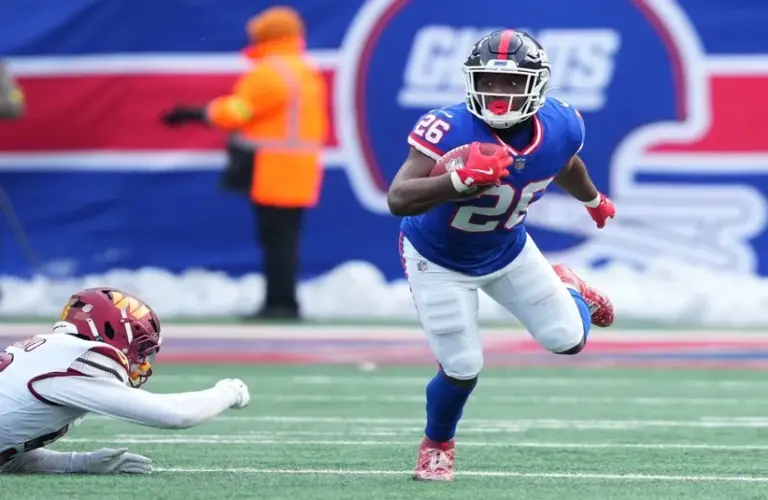 New York Giants running back Devin Singletary (26) runs with the ball
