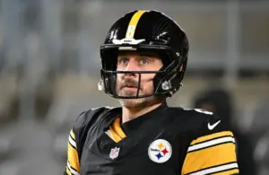 Pittsburgh Steelers quarterback Aaron Rodgers (8) warms up