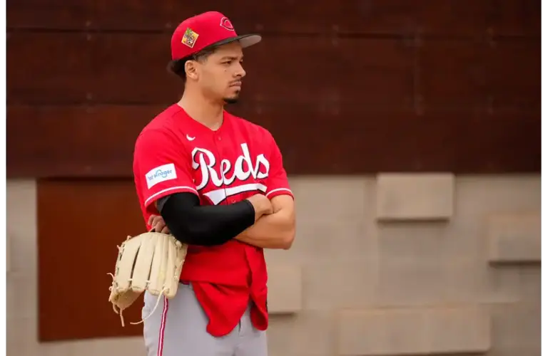 Chase Burns doing a bullpen session