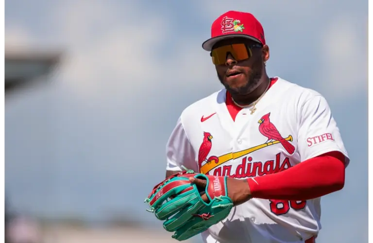 Cardinals Nelson Valazquez running on the field