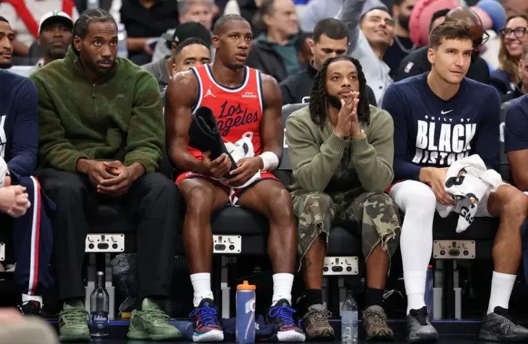 Los Angeles Clippers forward Kawhi Leonard (left) and guard Darius Garland (second from right) watch a game