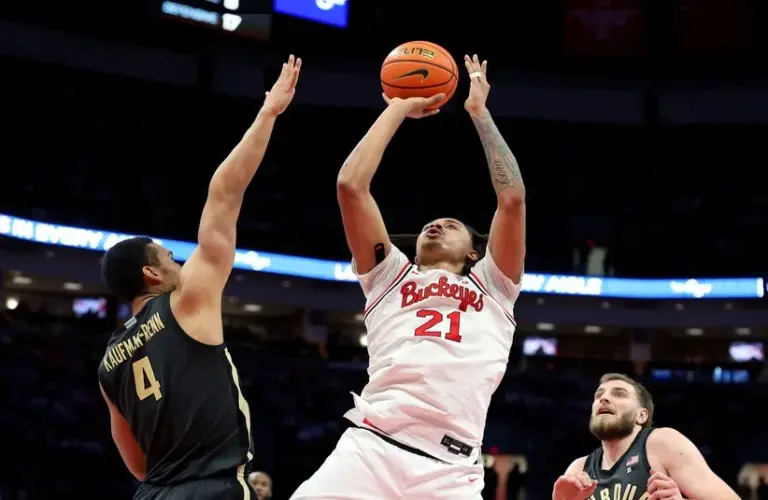 Ohio State Buckeyes forward Devin Royal (21) shoots the ball
