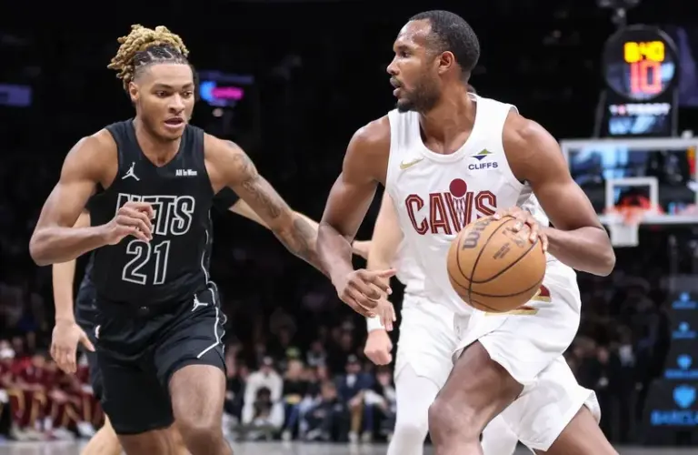 Cleveland Cavaliers center Evan Mobley (4) looks to drive