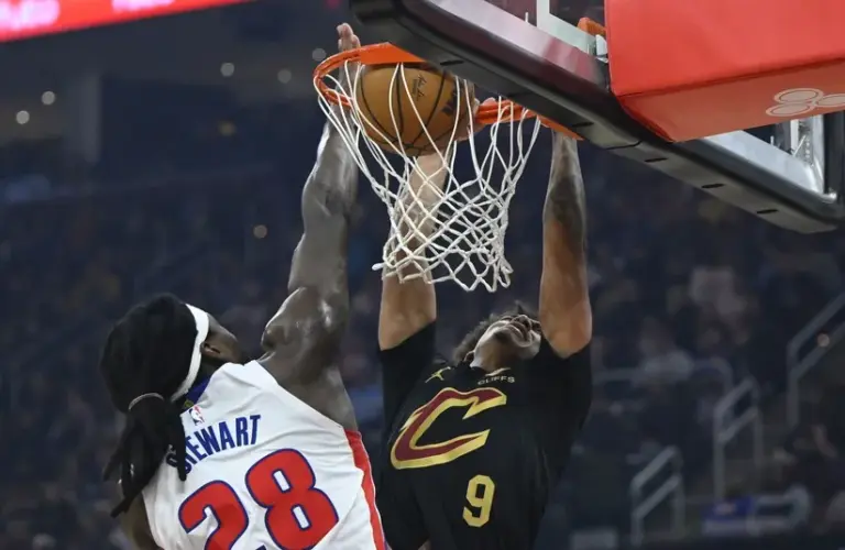 Cleveland Cavaliers guard Craig Porter Jr. (9) dunks