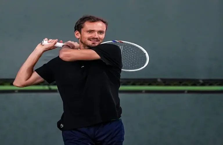 Medvedev preparing a backhand