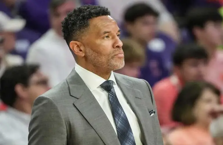 Georgia Tech head coach Damon Stoudamire on sidelines