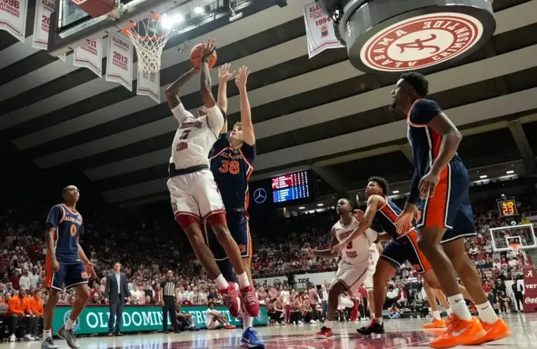 Alabama guard Labaron Philon Jr. (0) scores.