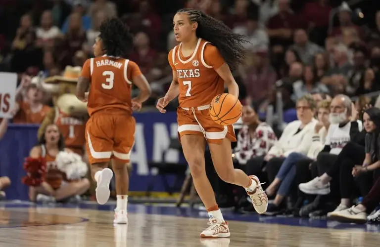 Texas Longhorns guard Jordan Lee (7) handles the ball