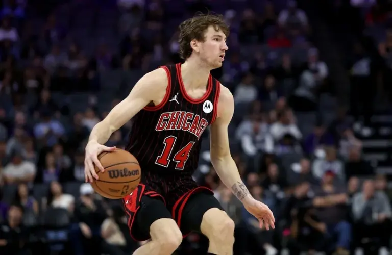 Buzelis advancing with the ball