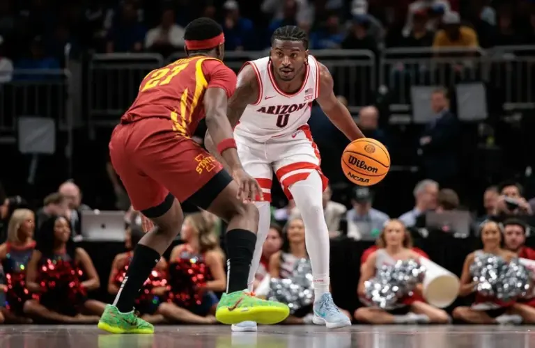 Arizona Wildcats guard Jaden Bradley (0) brings the ball up court