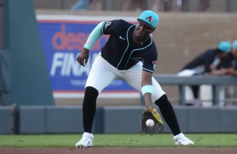 D-Backs Shortstop Geraldo Perdomo (2) fields a ground ball in warm-ups