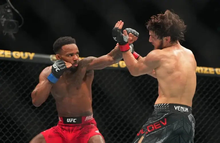 Movsar Evloev (red gloves) fights Lerone Murphy (blue gloves) during UFC Fight Night at O2 Arena