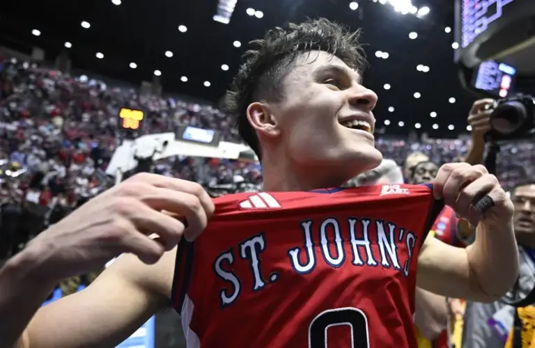 St. John's Red Storm guard Dylan Darling (0) celebrates after defeating the Kansas Jayhawks