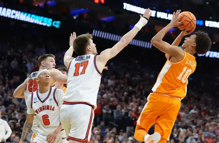 Tennessee Volunteers forward Nate Ament (10) shoots the ball against the Virginia Cavaliers in the second half during a second round game of the men's 2026 NCAA Tournament.