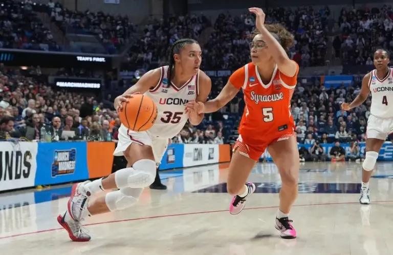 UConn Huskies guard Azzi Fudd (35) dribbles the ball