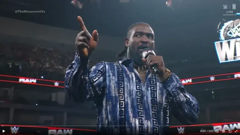 Oba Femi on the microphone.