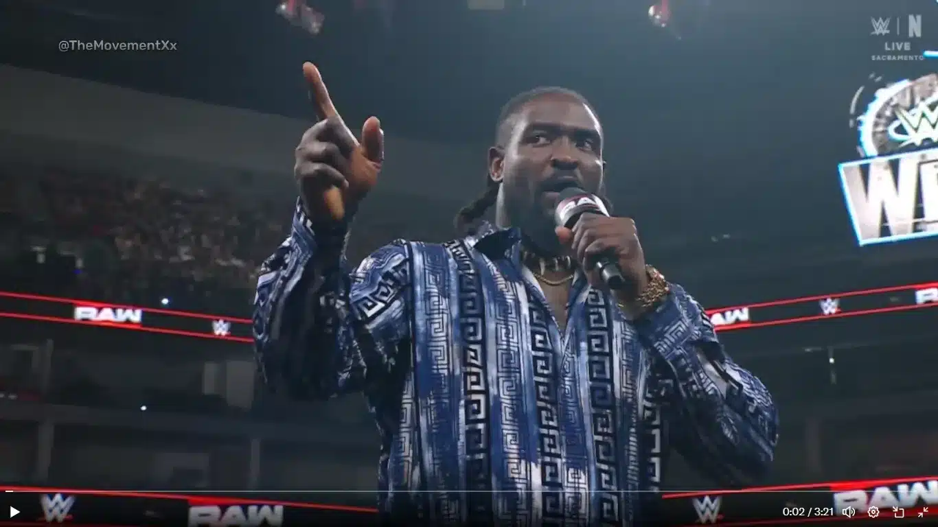 Oba Femi on the microphone.